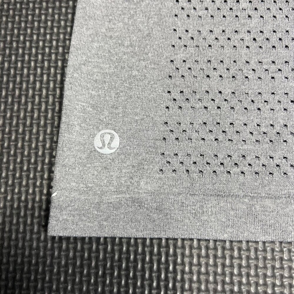 Lululemon Gray Perforated Short Sleeve Activewear T-Shirt Womens Size S - Picture 2 of 3